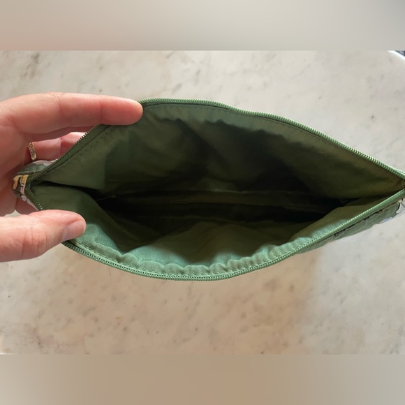 NWT Vera Bradley Essential Medium Pouch “Dog Park” Pattern - Picture 3 of 4